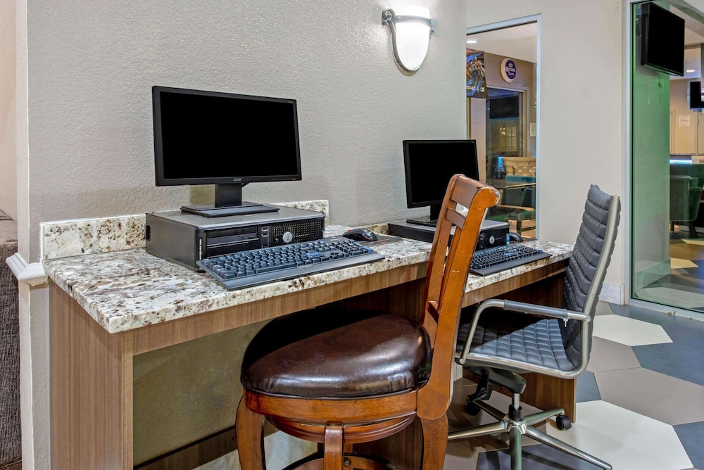 La Quinta Inn Suites by Wyndham Kingwood Houston IAH Airpt - Property Image 30