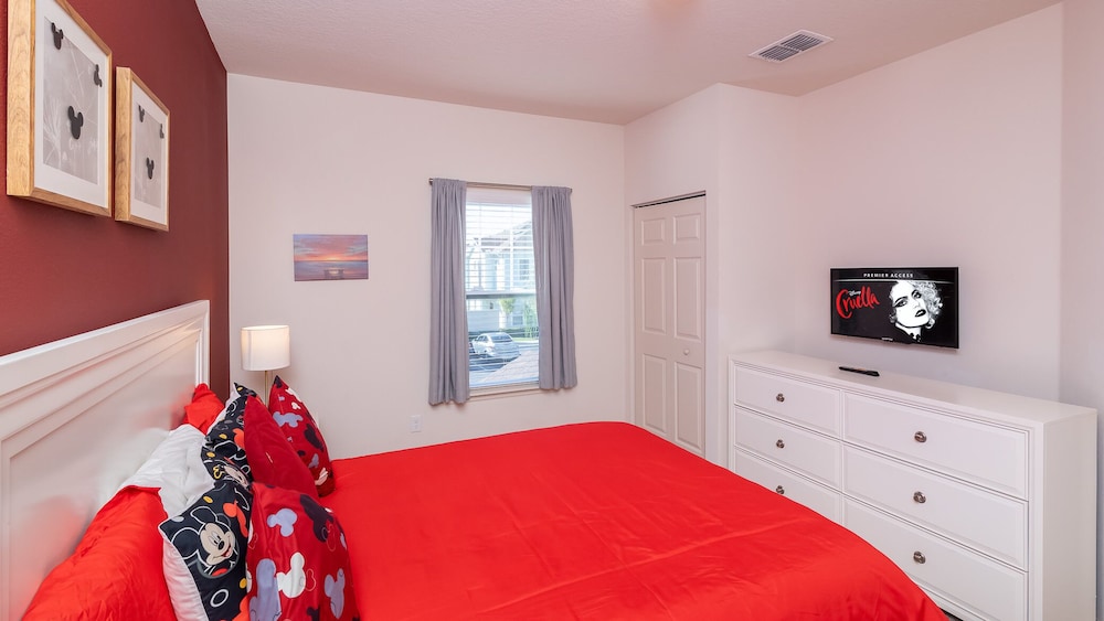 Moana's Hut Miles From World's Best Theme Parks! - Image 2