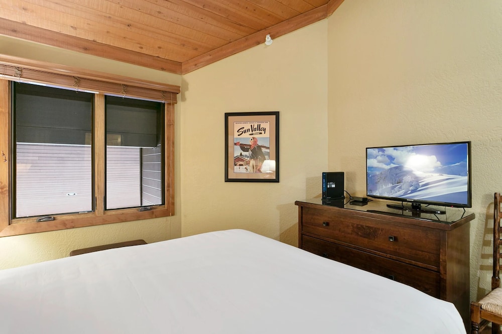 Powder Run at Deer Valley Resort - Four Bedroom Condo with Hot Tub #A32 4 Condo