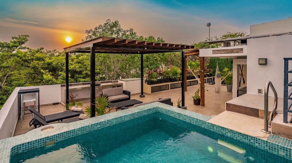 Private Room Roof Garden w Nice Pool BBQ