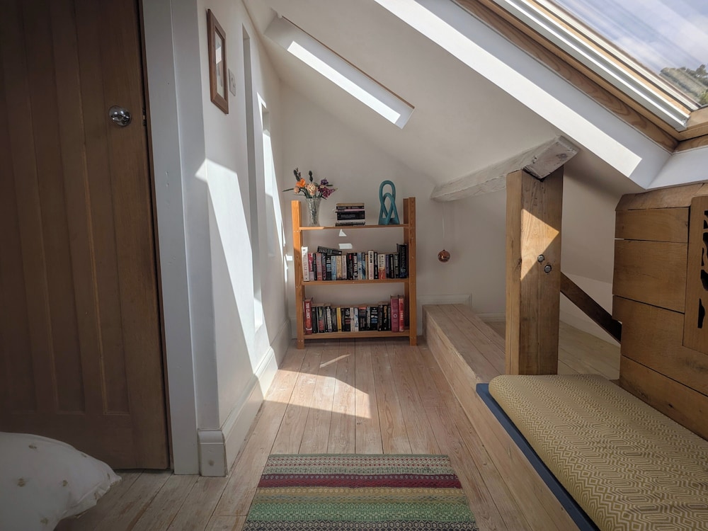 Cherry View House. 3-beds - Sleeps up to 8, Garden & Parking. Short Stays of all Types Welcome