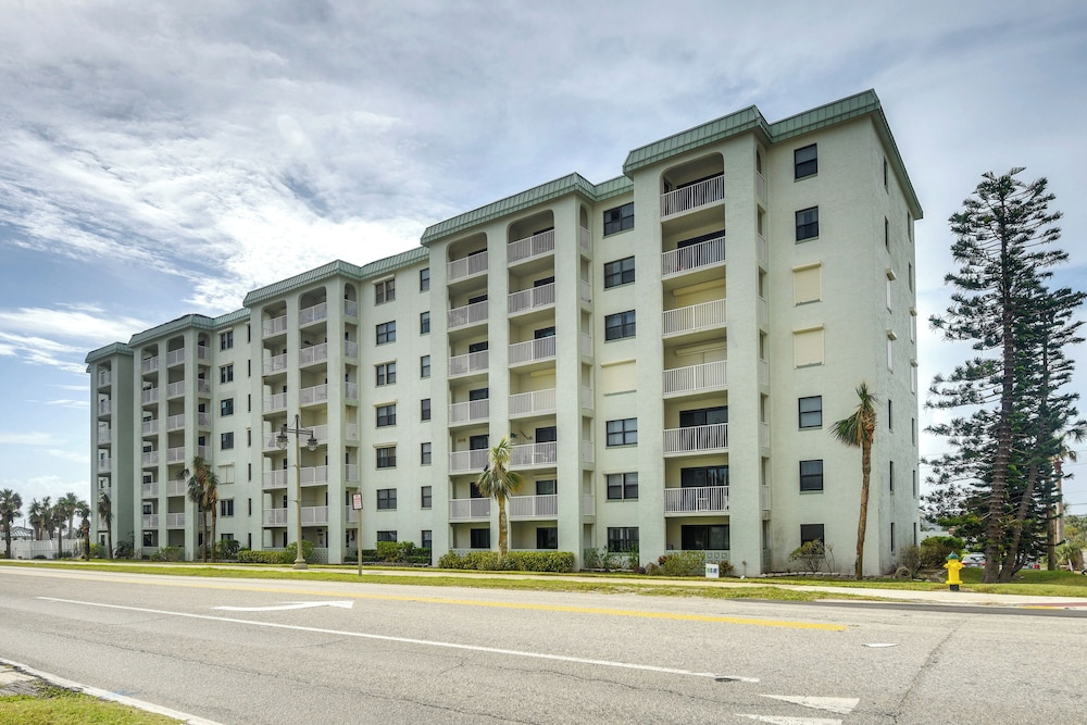 Walk to Ocean: Daytona Beach Shores Condo w/ Pool!