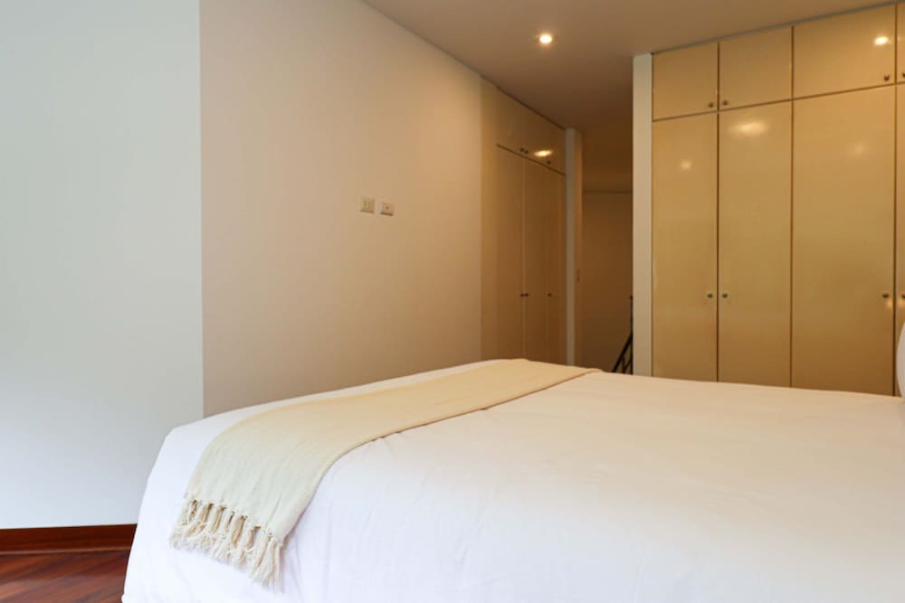 w Graceful 1BR With Balcony in Miraflores