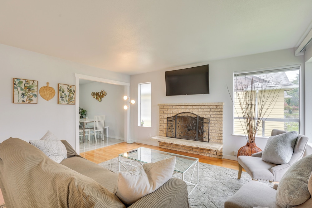 7 Mi to Dtwn: Pet-friendly Abode in Seattle!