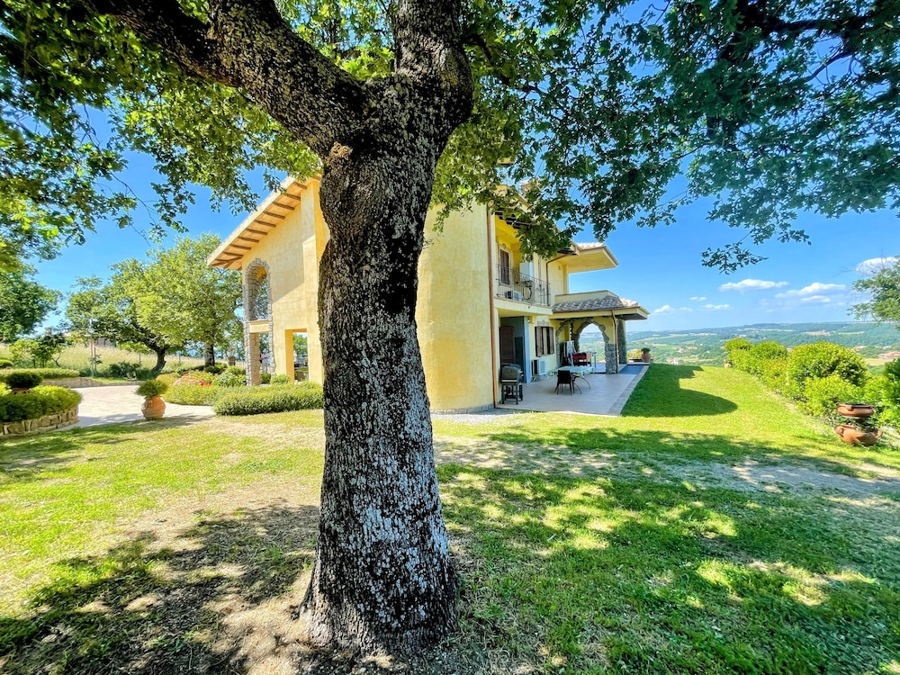 Charming Villa in Umbria - Sleeps 16 - Lake View - Pool, Jacuzzi and Events Room
