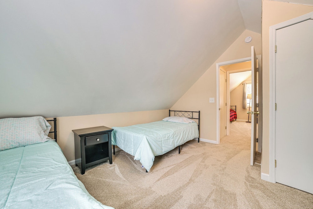 2 Blocks to Higgins Lake: Pet-friendly Family Home