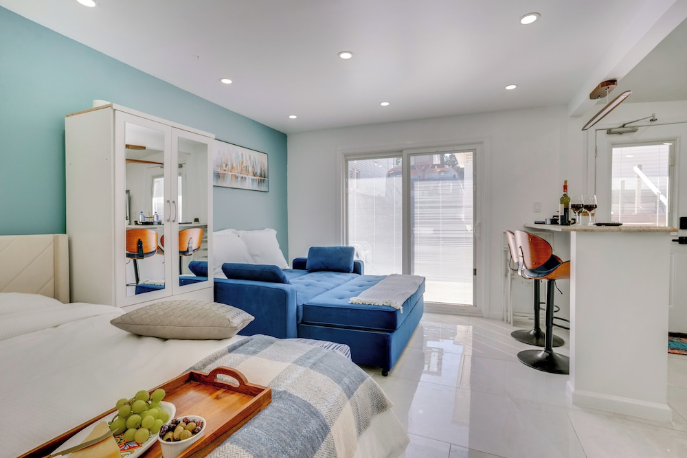 Easy NYC Access: Sleek Hillside Guest House