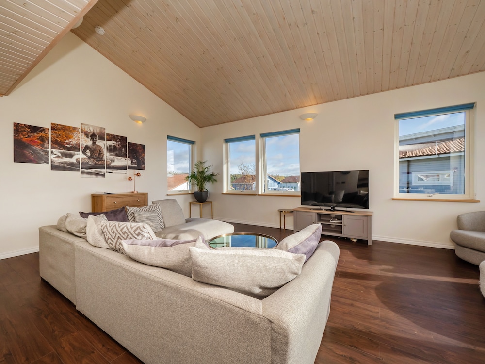 Luxury Lodge w/ Hot Tub on 400-Acre Estate