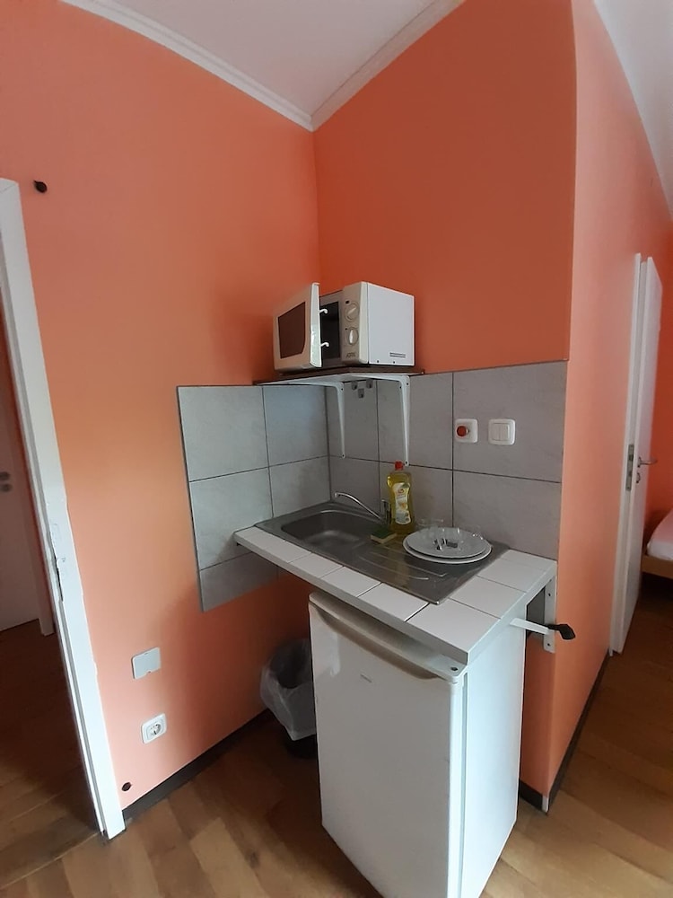2-Rent Group Hostel Rooms&Apartments TUB19A