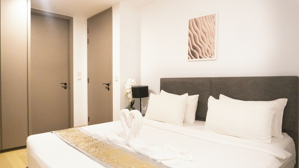 Moonway Luxury Suites At Eaton Residence
