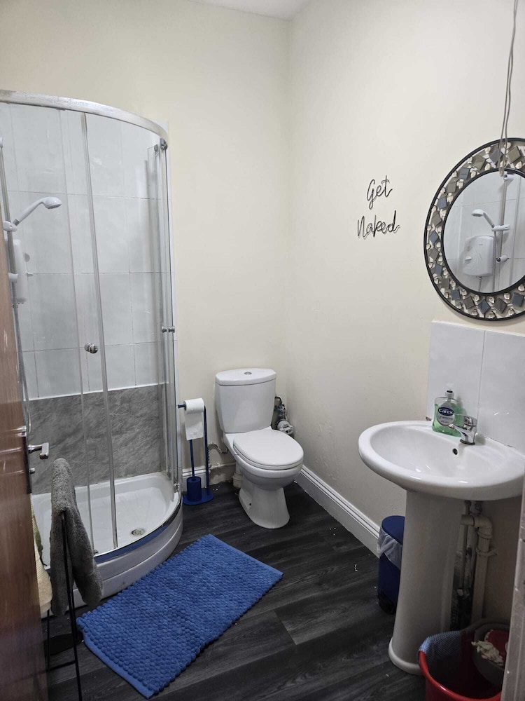 Charming Wolverhampton Apartment With Private Entrance