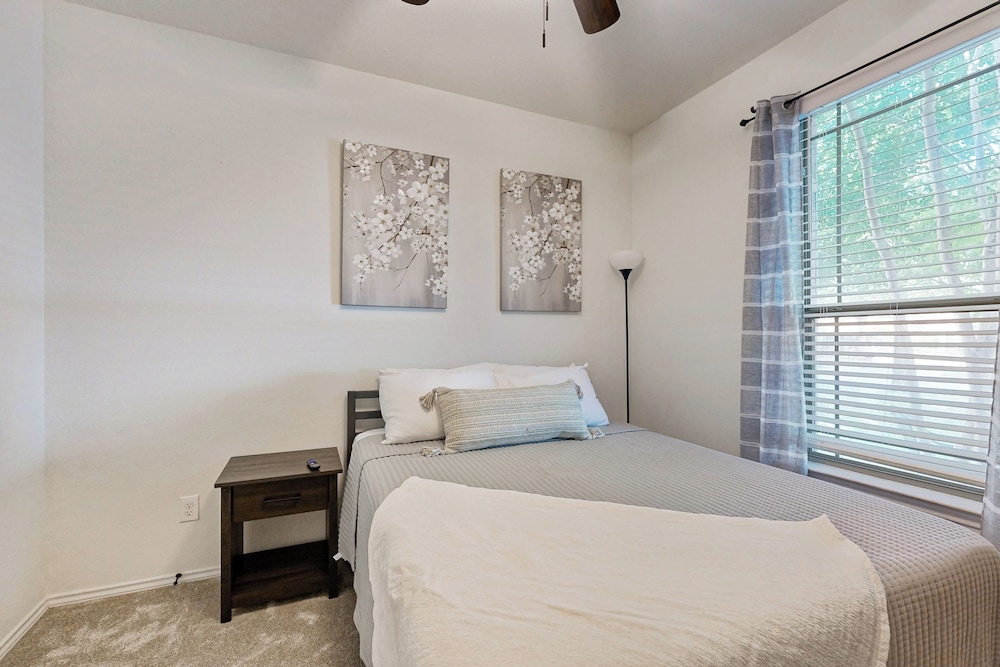 Inviting Home w/ Enlosed Yard & Gas Grill