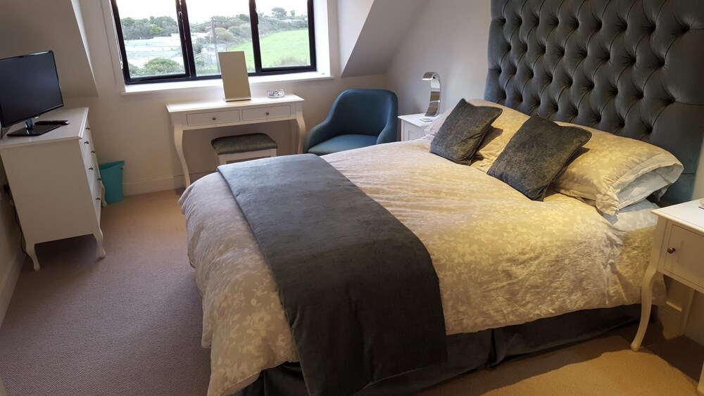 Immaculate 2 Bed Apartment on The Lizard Cornwall view 5