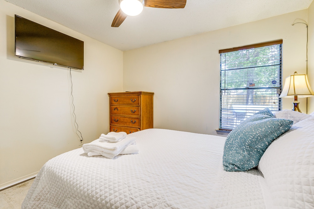 Family-friendly Mobile Retreat w/ Spacious Yard! view 5