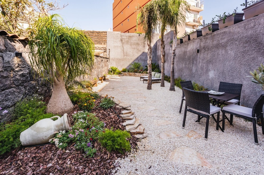 Leone Apartment With Garden by Wonderful Italy
