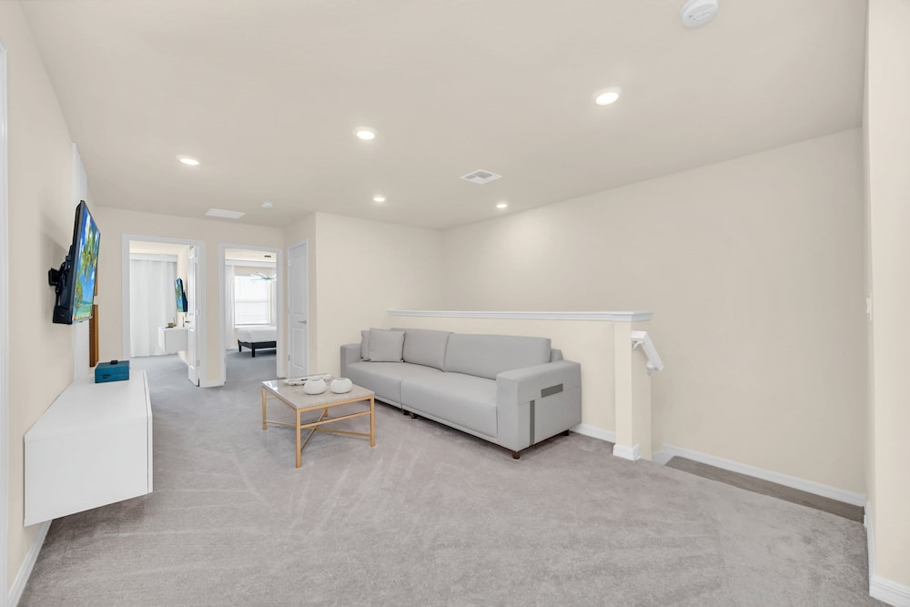 Stylish 5BR Home With Mickey Cars Rooms