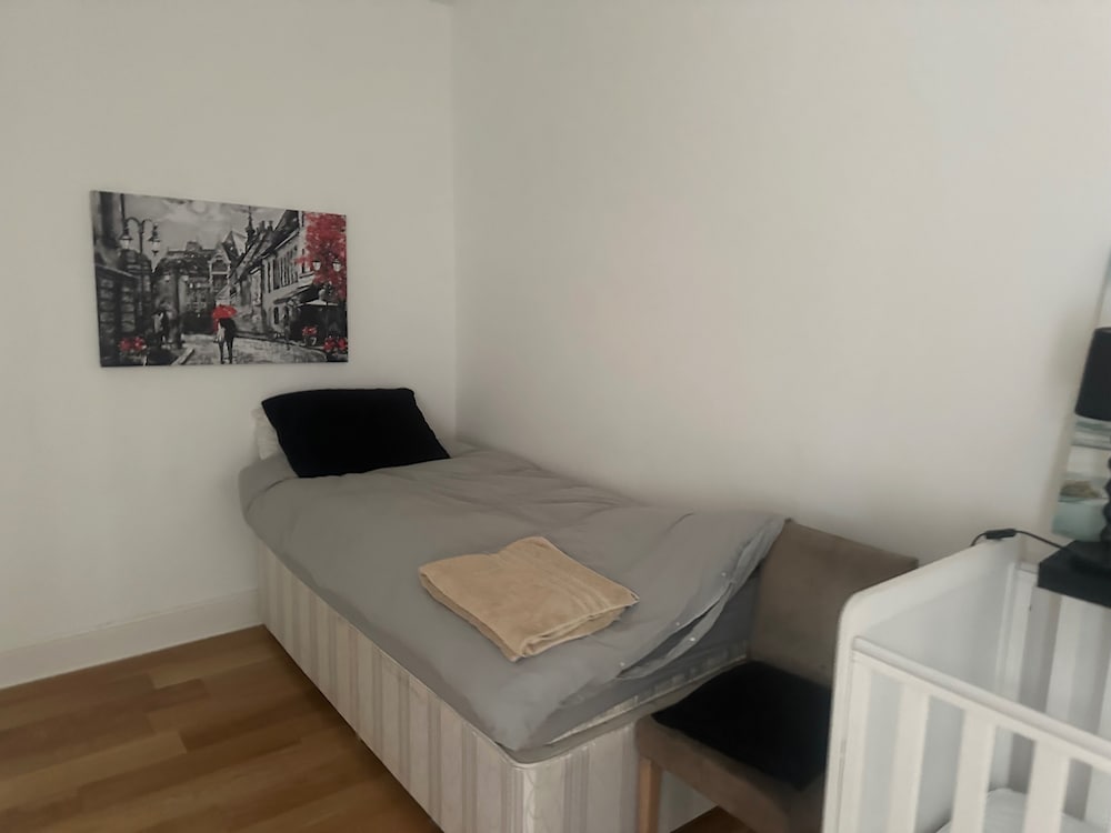 Southgate Home - Sleeps 12 - Parking - Central