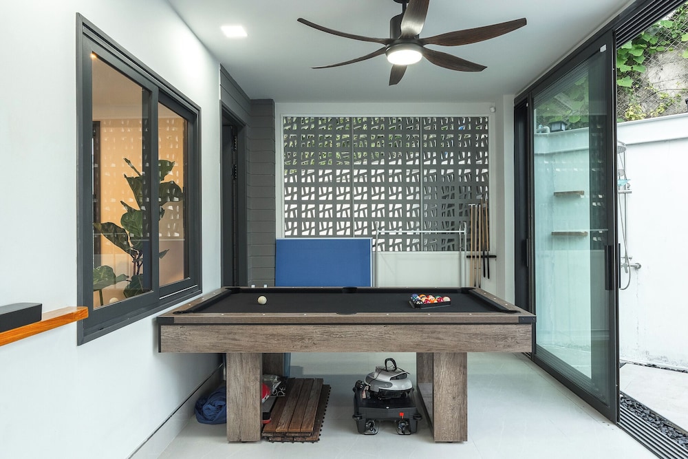 Pool Villa Bathtub Pool Table V215
