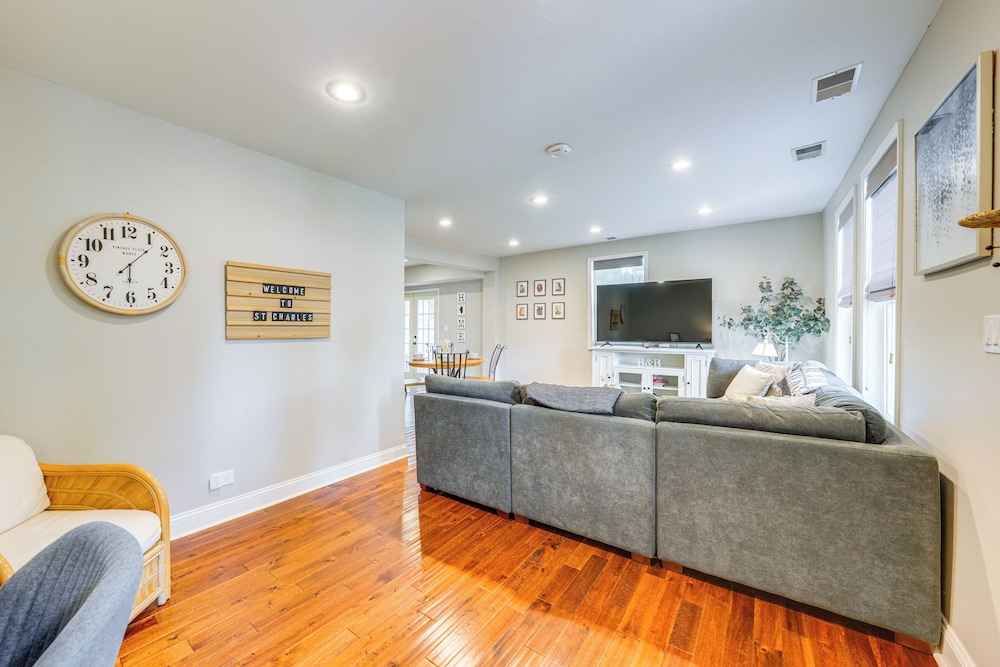 Fire Pit & Grill: Family Home on Fox River Trail!