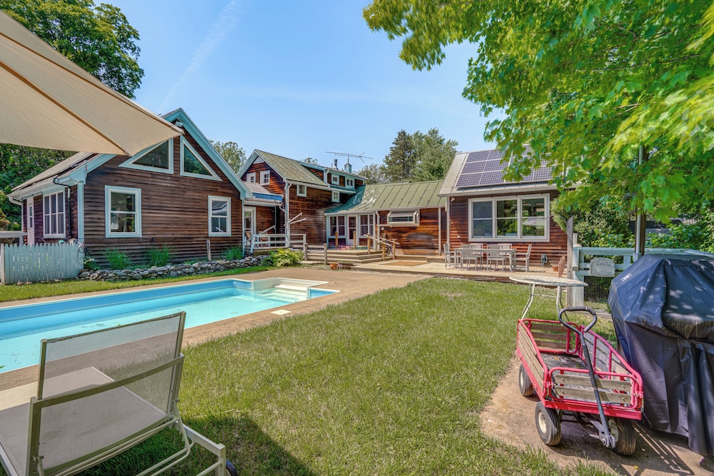 9 Mi to Dtwn Hudson: Pet-friendly Home w/ Pool