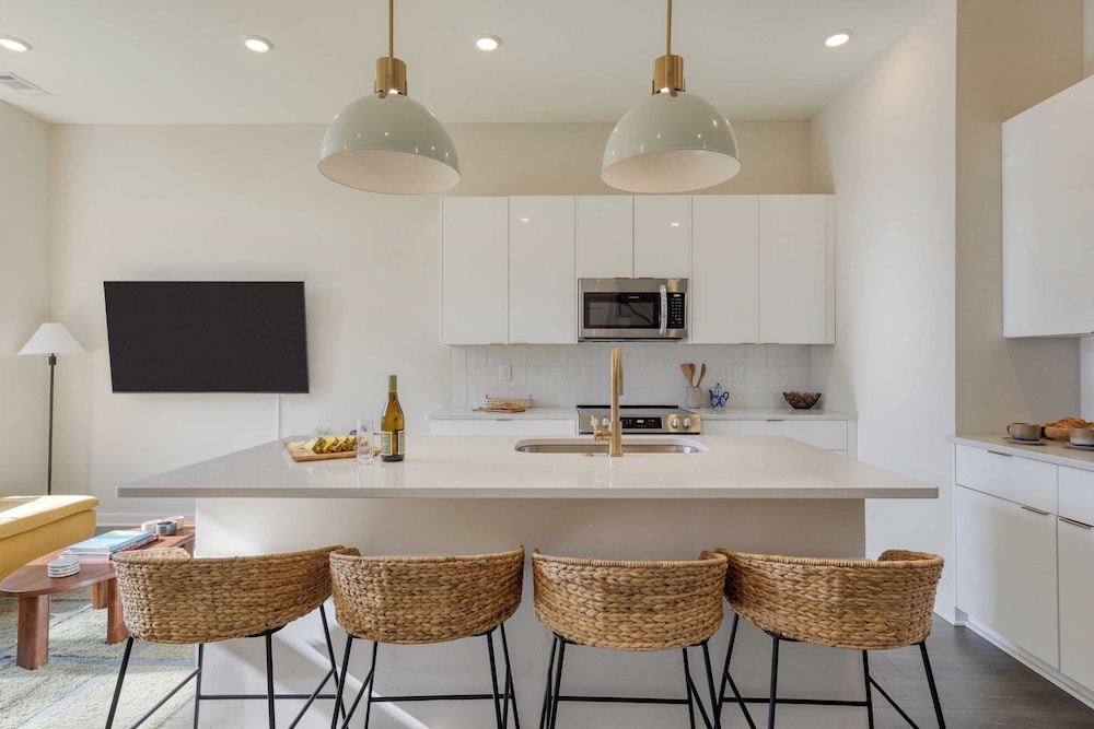 2 New Townhomes w/ Balcony, Mins to Broadway, Sleeps 16 98 Degrees & The Stage