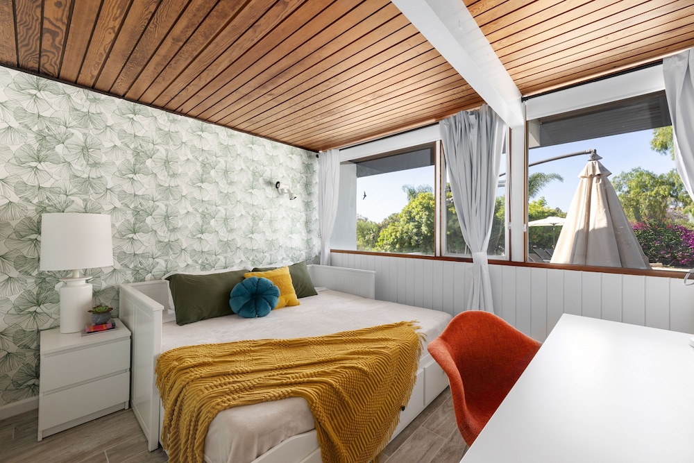 Mid-century Masterpiece With Pool Spa Tesla
