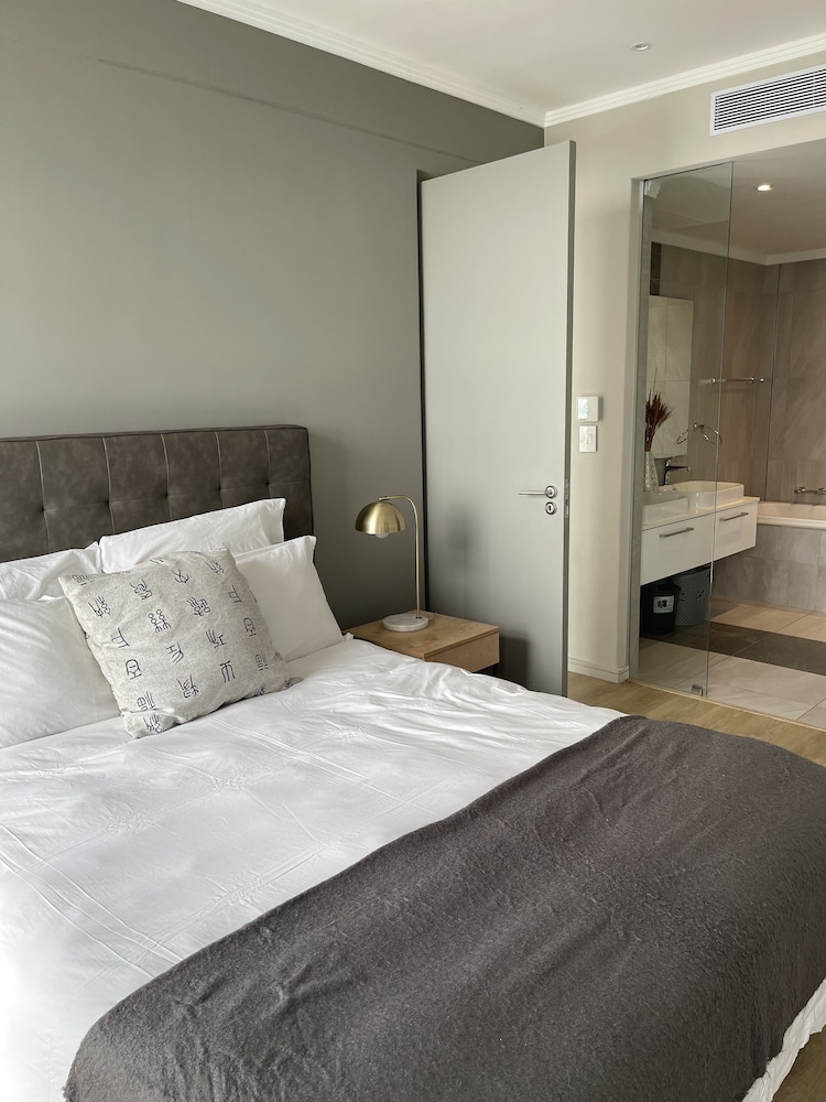 Sandton Smart Apartment Sixteen view 5
