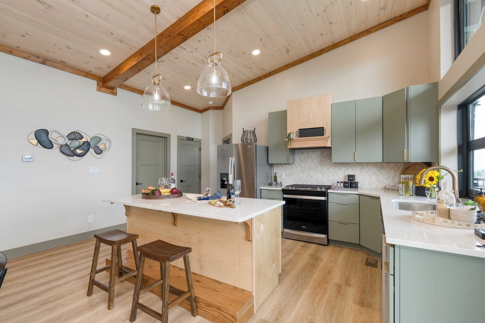 Luxury Group Retreat w/ Indoor Pool, Arcade & 56-mile Views Grand Vista Retreat