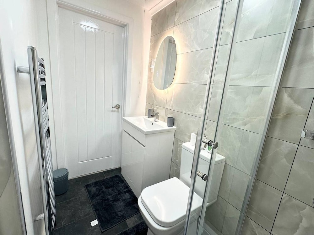 Southsea 5-bed Seaside Retreat- Sleeps 11 & Garden