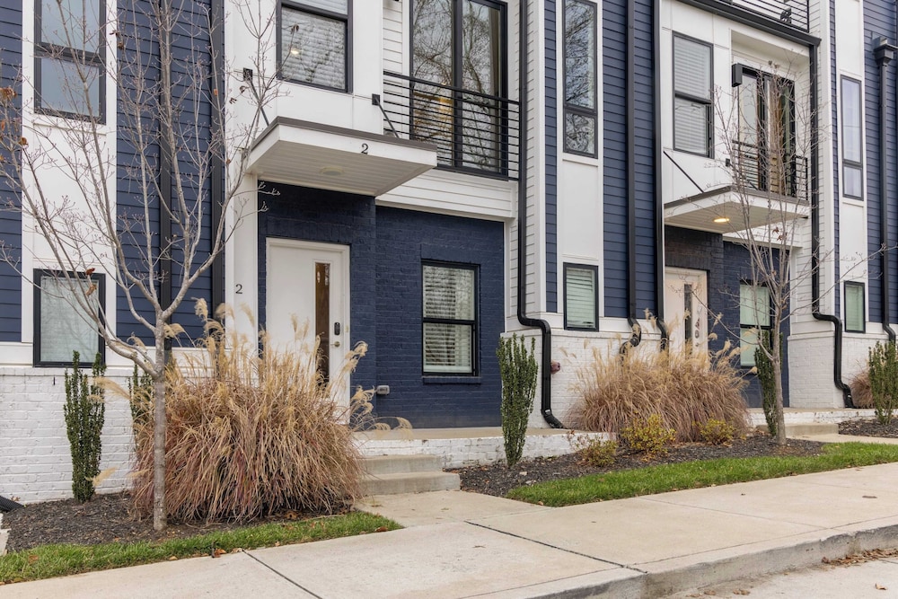 Monty by Avantstay 4bdr 4ba, Balcony w/ Outdoor Seating, 5mins to DT