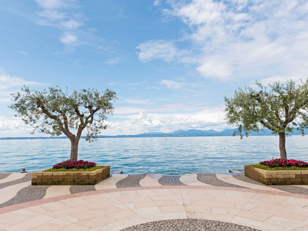 Apartment in Lazise With Lake View & Pool view 5