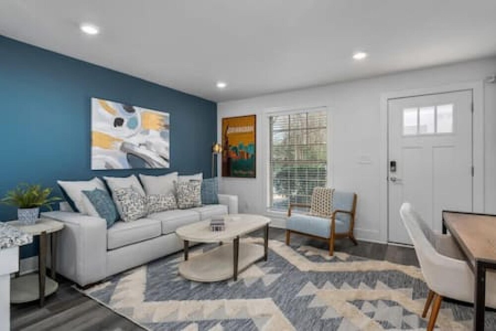 Great Location Close to Golf and Downtown view 5