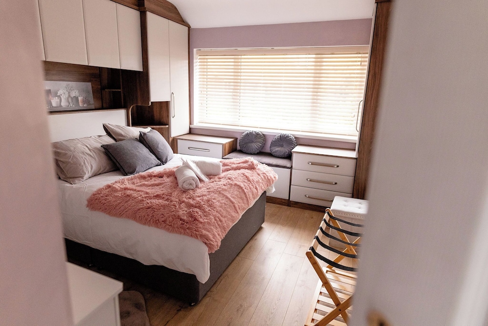 Beautiful Wythenshawe Home Near Airport With Garden & Parking Sleeps 5