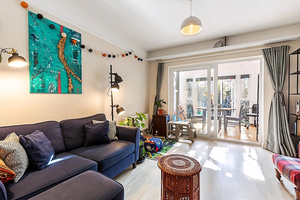 Stylish & Spacious 3-bed Home in Vibrant Bow
