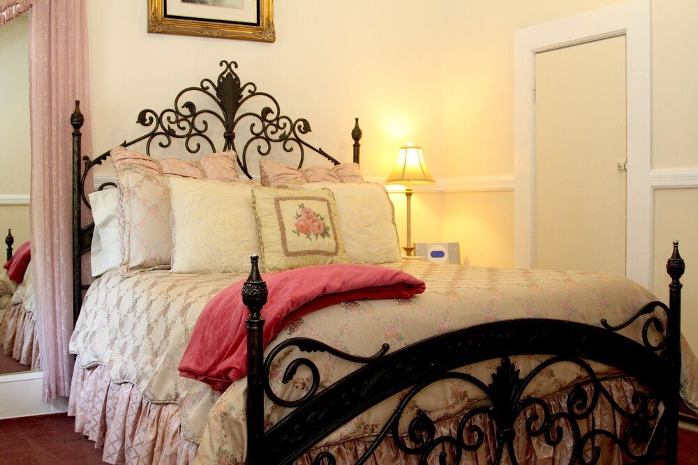 Monarch Cove Inn