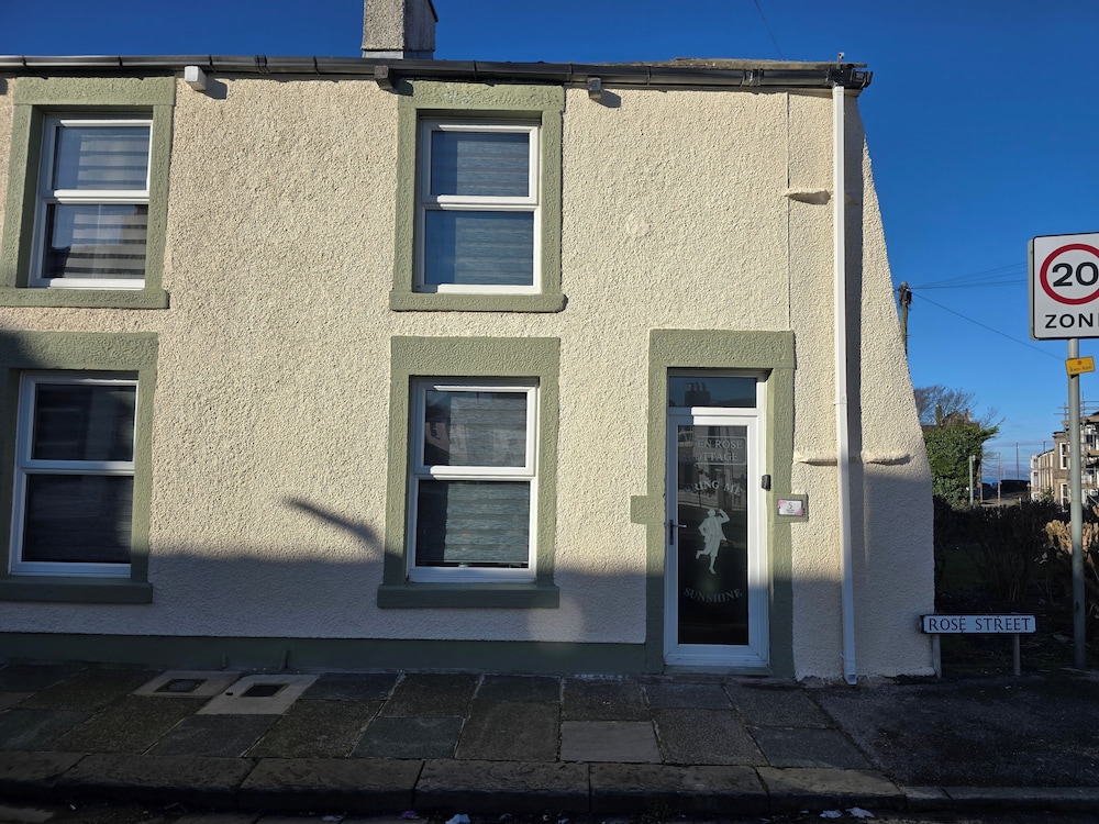 Eden Rose Cottage in Morecambe hot tub
