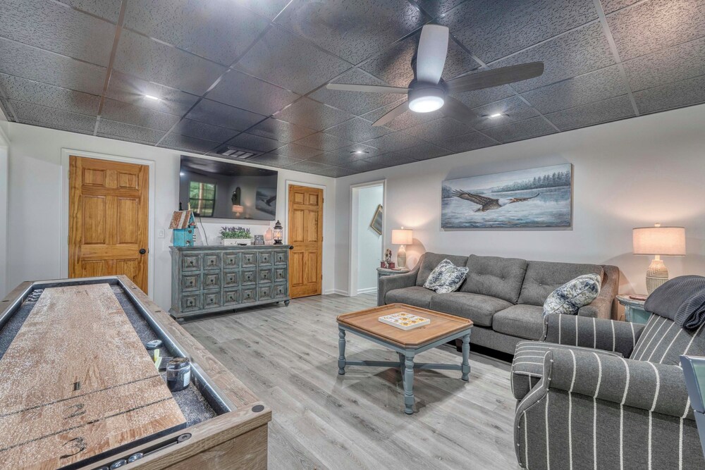 5 Mi to Dtwn Hiawassee: Creek-front Home w/ Deck