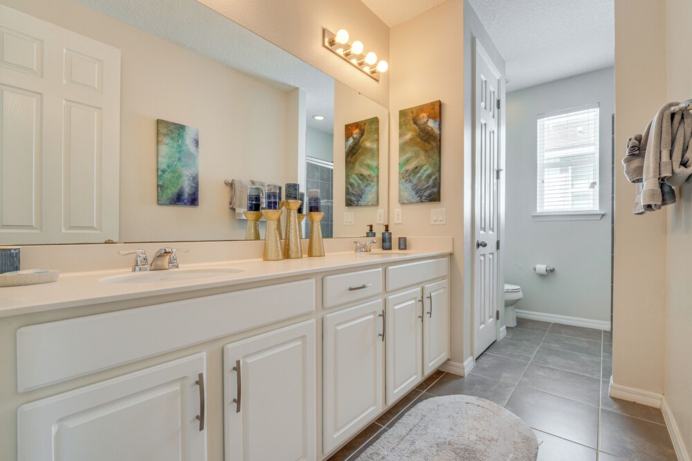 Home Near Theme Parks in Kissimmee: Family Perks!