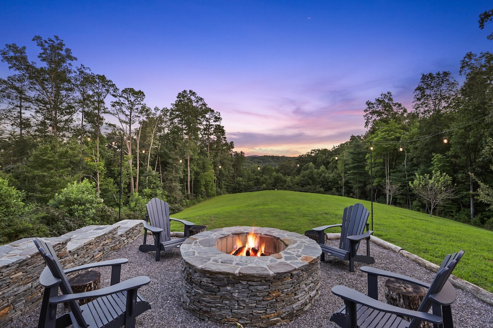 Murphy Cabin w/ Hot Tub, Fire Pit & Mountain Views view 3