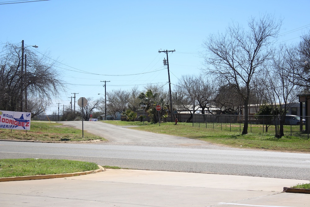 Village Inn Cotulla