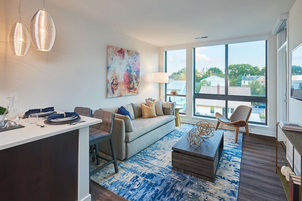 Global Luxury Suites Clarendon Metro view 3