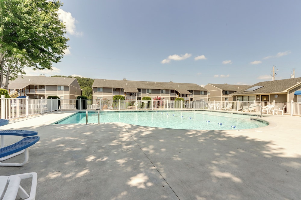 Lake & Pool Access: Lazy Days Condo w/ Balcony!