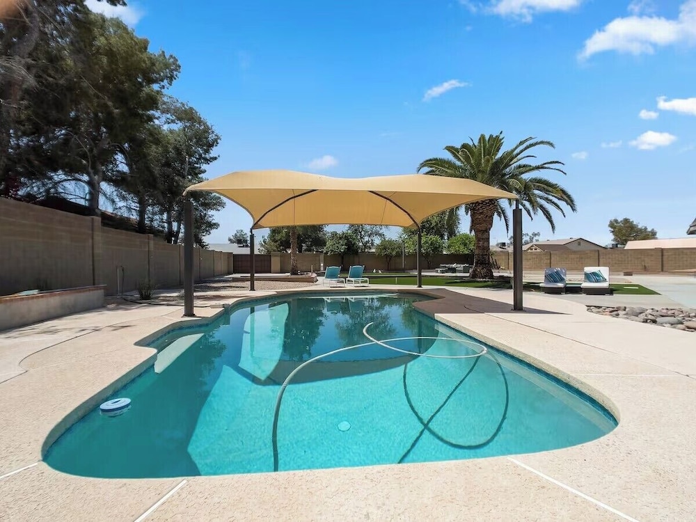 Chandler oasis with pool & hot tub
