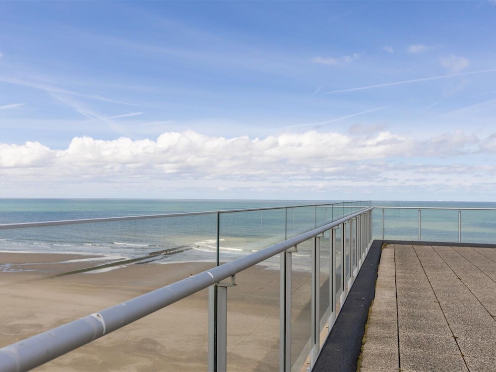 Apartment on Zeedijk With Sea Views
