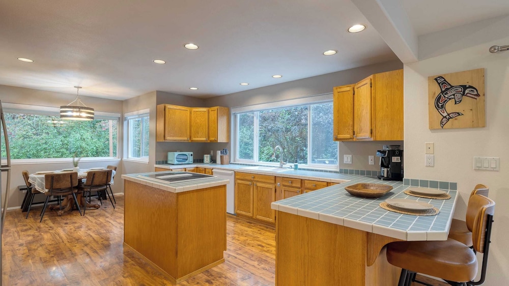 Stylish Forest Getaway on Whidbey Island Near Beaches, Wineries & Trails Cedarview Retreat by Avantstay