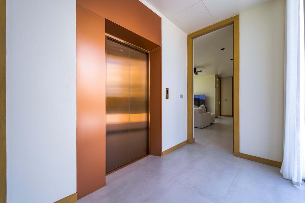 Ultra-Modern 6-Bedroom in GolfCourse PH6