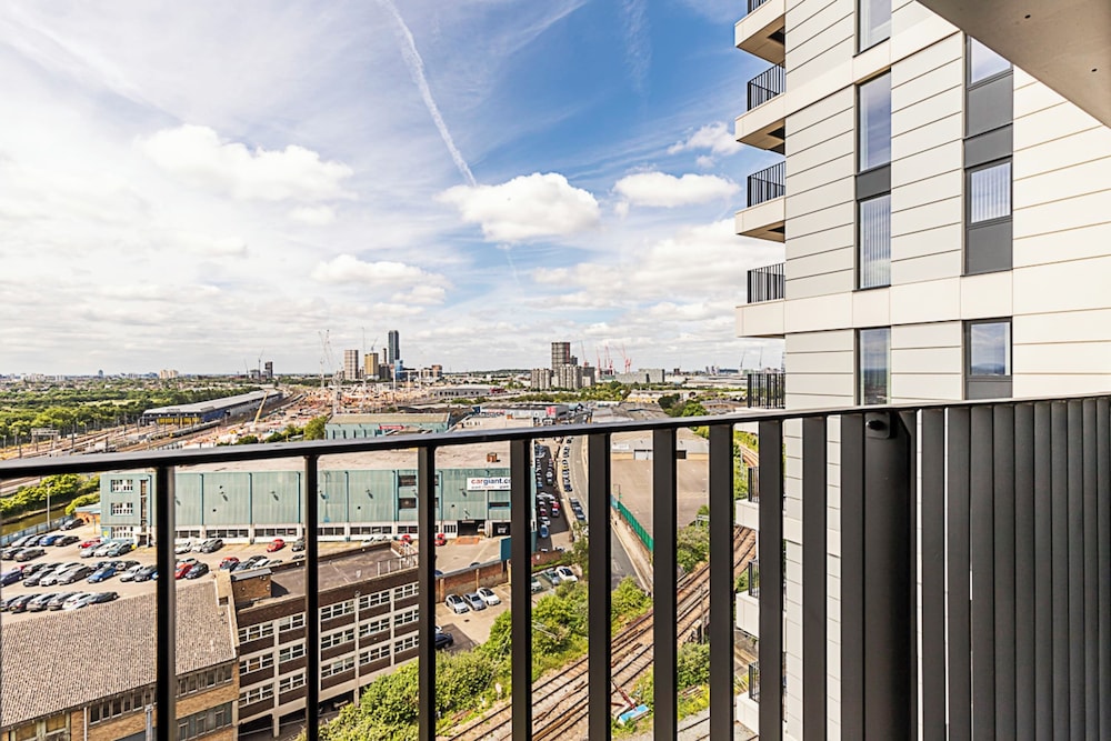 Sky-High Studio with Stunning Views