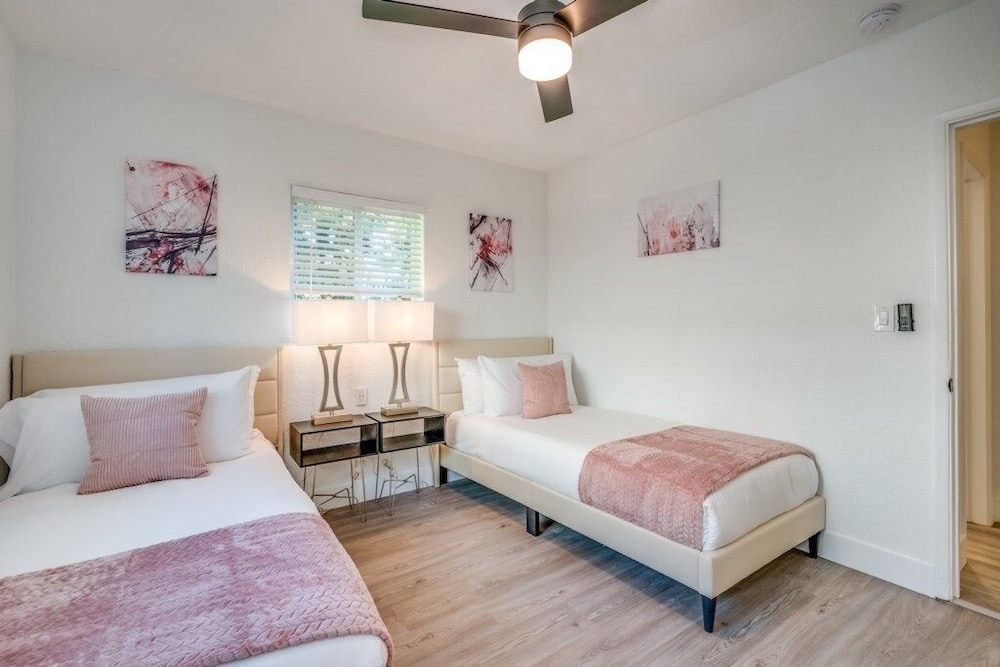 Fox Private Resort- Near Downtown & Beach 8 Bedroom Home