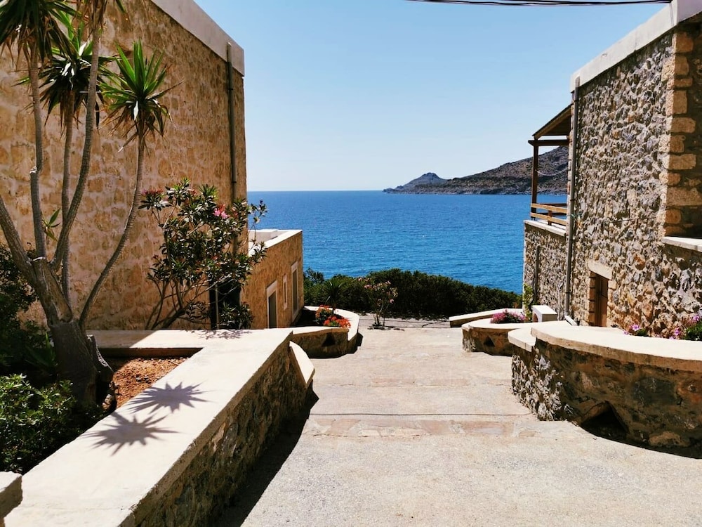 Evagelia traditional studio on the sea view 4