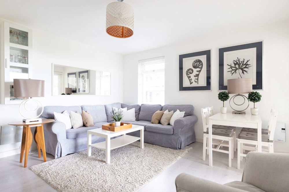 Stylish Ground Floor Apartment With Sea Views